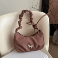 Bolso de hombro fruncido marrón con mariposa de metal plateado y correa plisada - Marrón