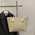 Borsa tote in paglia beige con manico a nodo decorativo in un ambiente di vita quotidiana - Borsa Tote (HJ8897) / Bianco