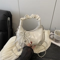 Sac croissant blanc crème plissé avec nœud en perles et breloque en cœur - Avec Pendentif / Blanc