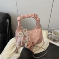 Sac croissant en cuir verni rose avec anse plissée nuage et pendentif nœud en perles - Avec Pendentif / Rose