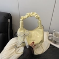 Sac hobo jaune plissé avec nœud en dentelle perlée et bandoulière en chaîne - Avec Pendentif / Jaune