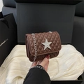 Sac bandoulière marron matelassé avec étoile argentée et chaîne dans une boîte cadeau - Marron