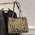 Leopard-Tote-Bag mit braunen Ledergriffen und silbernen Ketten-Elementen - Khaki