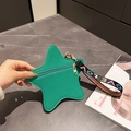 Opvallende groene stervormige leren tas met logo-polsband en kiezeltextuur - Groen