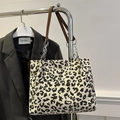 Leopardenmuster Cord-Shopper mit braunem Leder und silbernen Ketten-Schultergurten - Weiß