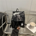 Mochila mini minimalista de charol negro con lindos gráficos de gatos blancos en el diseño - Negro