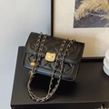 Elegante borsa trapuntata nera con fibbia a sfera dorata e finitura in ecopelle opaca - Nero