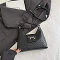 Minimalistische schwarze Flecht-Halbmondtasche mit silberner Schleife und Knotengurt - Schwarz