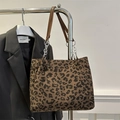 Leopard-Tragetasche aus Cord mit Lederriemen und dekorativer Silberkette für Damen - Braun
