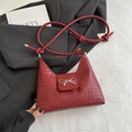 Schicke weinrote geflochtene Tasche mit Schleifenverschluss und geknotetem Riemen - Rot
