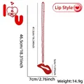 Detail van rode kralenketting met rode glitter lippen hanger en productafmetingen - Rode Lippen Stijl (Valentijn Ketting)