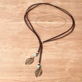 Collar de hoja de bronce vintage con cuentas azules y cordón de cuero marrón de 62cm - Colgante de Hojas Dobles (SX568)