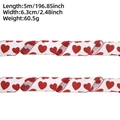 Dettaglio nastro in finto lino con cuori rossi che mostra larghezza 6,3 cm e 5 m lungo - 5M / Cuori Rossi su Bianco