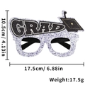 Lila Glitzer Abschlussfeier Brille mit GRAD Text und schwarzem Doktorhut Detail - Grad Abschlusshut Stil