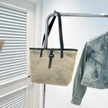 Hellbeige gewebte Einkaufstasche mit Mesh-Design und schwarzen Lederriemen für den Sommer - Schwarz