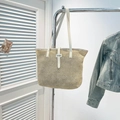 Stroh-Tragetasche in Beige mit weißen Lederriemen und Schnallenverschluss für den Sommer - Weiß