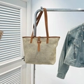 Minimalistische gewebte Tragetasche in Creme mit braunen Lederriemen und Metallschnalle - Braun