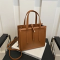 Braune minimalistische Shopper Tasche mit Schultergurt und goldenen Metall-Details - Braun