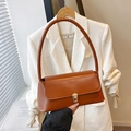 Minimalist brown vintage baguette bag in smooth leather with a gold buckle closure - Brown