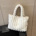 Borsa tote bianca in peluche con texture a righe e manico morbido a palline - Bianco