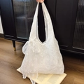 Elegante borsa tote in pizzo bianco con ricami floreali e un grande fiocco decorativo - Con Ciondolo / Bianco Sporco
