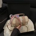 Sac oreiller tissé beige avec garniture en cuir kaki et nœud en dentelle - Kaki
