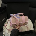 Sac polochon rose avec cuir tressé, nœud élégant et fermoir doré dans un coffret - Rose