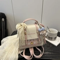 Schicker kleiner Rucksack in Creme und Rosa mit Spitzenschleife und Plüsch-Anhänger - Mit Anhänger / Rosa