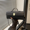 Elegante borsa a mano in tessuto nero con fibbia dorata e tracolla sottile - Nero