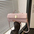 Borsa rosa effetto coccodrillo da donna con chiusura dorata e manico superiore - Rosa