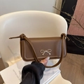 Braune Baguette-Schultertasche mit stilvoller goldener Schleifenschnalle und geknotetem Riemen - Braun