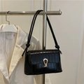 Sac bandoulière noir en relief crocodile avec fermoir doré chic et détails de bandoulière - Noir