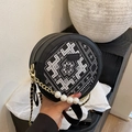 Borsa a tracolla circolare nera con ricamo geometrico bianco e cinturino di perle - Nero