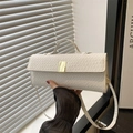 Elegante borsa a mano avorio effetto coccodrillo con chiusura dorata e tracolla rimovibile - Bianco