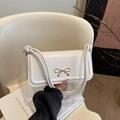 Minimalistische weiße Baguette-Tasche mit silberner Metallschleife und schmalem Gurt - Weiß