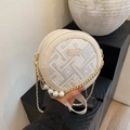 Borsa a tracolla circolare intrecciata blu e crema con catena di perle e logo - Bianco