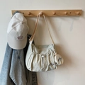 Schicke beige Umhängetasche aus Nylon mit Kordelzug-Detail und rundem Mini-Beutelchen - Gebrochenes Weiß