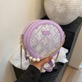 Borsa a tracolla tonda viola con ricami geometrici e catena di perle - Viola