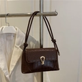 Sac bandoulière en similicuir crocodile marron foncé avec boucle métallique dorée en U - Marron