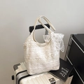Elegante bolso de hombro de encaje blanco roto con motivo floral y un gran lazo decorativo - Con Pañuelo de Seda / Blanco