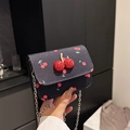 Mini borsa a tracolla in raso nero con stampa ciliegia e decorazione in cristalli - Nero