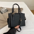 Elegante bolso de mano negro con patrón de cocodrilo, detalles dorados y correa ajustable - Negro
