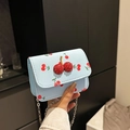 Borsa a tracolla in finta pelle azzurra con stampe di ciliegie e decoro 3D - Blu