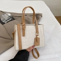 Bolso bandolera blanco con grabado de cocodrilo, asas marrones y detalles dorados - Caqui