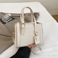 Bolso bandolera chic blanco crema con textura de cocodrilo y detalles dorados - Blanco