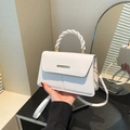 Borsa a tracolla bianca con manico a treccia, barra metallica dorata e tracolla - Bianco