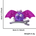 Detailansicht der lila Fledermaus-Haarspange mit Maßen 8x4cm und Bommel-Design - Rosarot