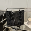 Schwarze strukturierte Tote Bag mit Schmetterlingsstickerei und gewebten Griffen - Schwarz