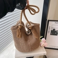 Borsa a secchiello in crochet kaki fatta a mano con manici in corda e dettagli di nappe - Con Cappello da Sole Abbinato / Cachi