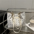 Borsa tote bianca goffrata con fiocchi neri e tracolla a catena dorata alla moda - Bianco